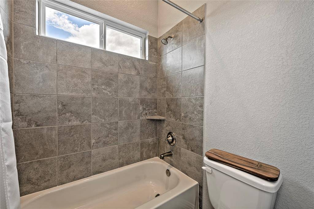 Shower/Tub Combo in Bathroom 1