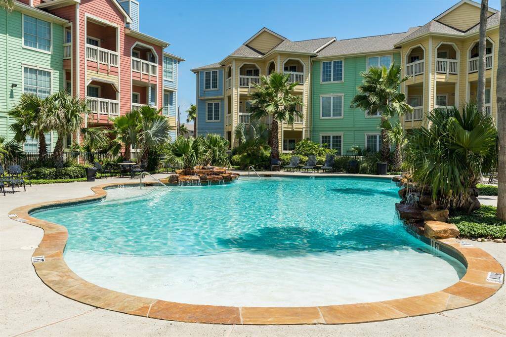 Pool has shallow splash areas to sit and enjoy the sunshine.