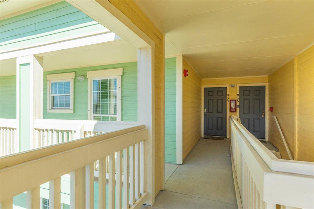 Entry foyer to Unit 935