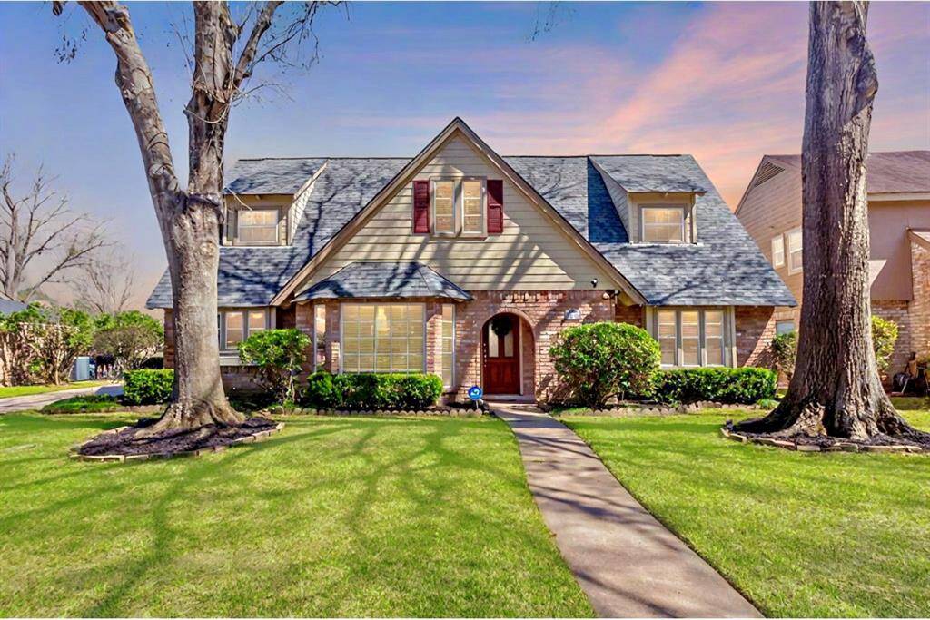 Welcome home to your English Bungalow 4/2.5/2 home on a Golf Course lot that backs up to Wolfpen Tee Box 4 in the wonderful Golf Course Community of Hearthstone! The Gabled Roof was replaced in 2021 and features two prominent dormers on the second floor!Photo enhanced.