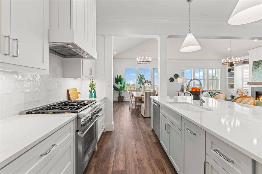 Additional view of kitchen.