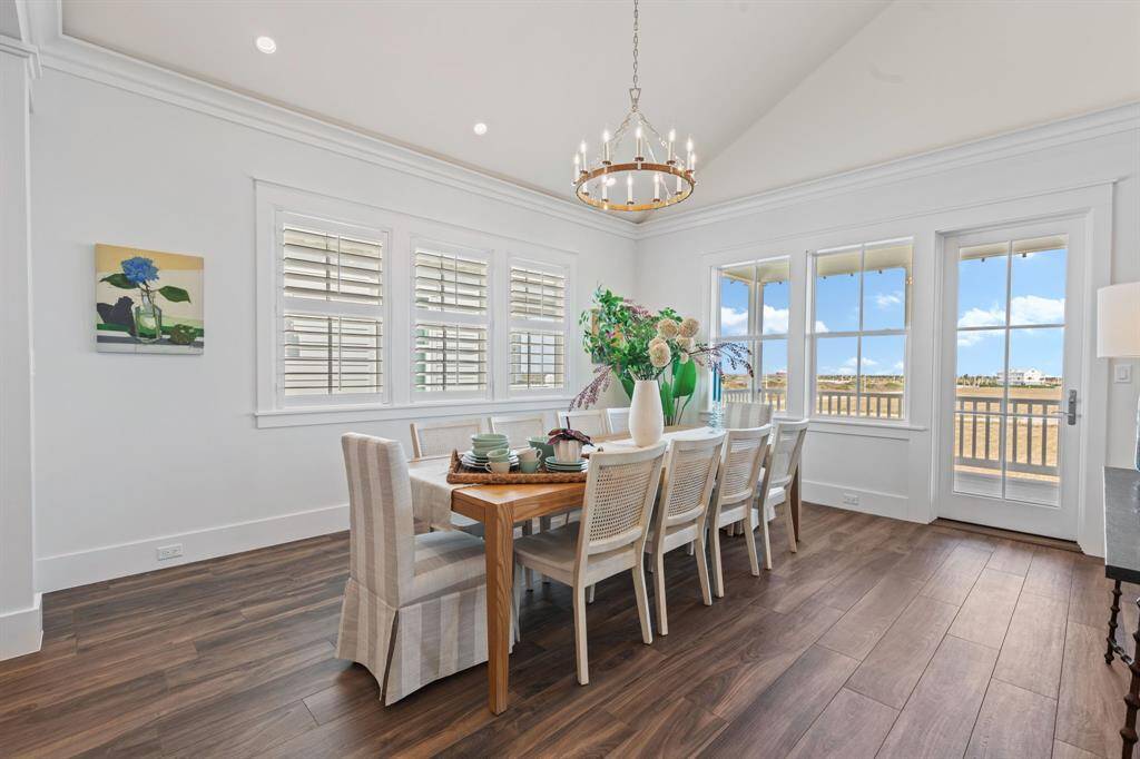 Dining area with seating for 10.