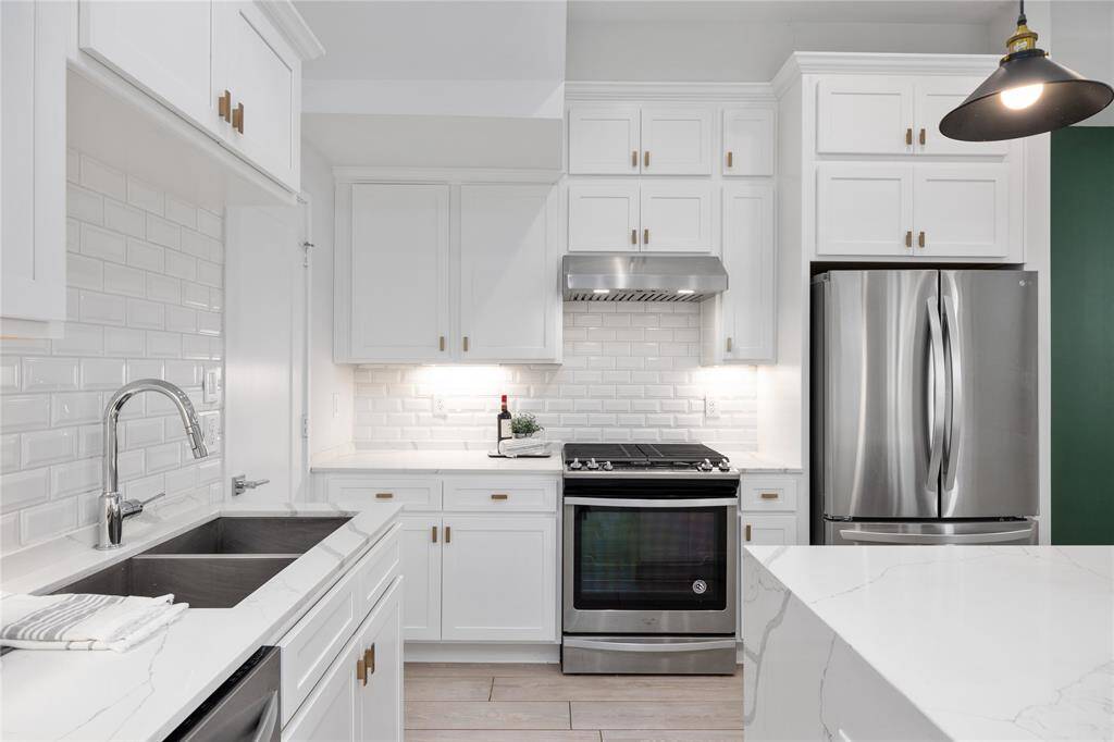 Notice the beautiful Quartz countertop and subway tile backsplash.