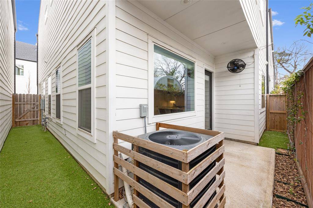 Fully astroturfed backyard is such a great feature of this home! No muddy paws, no yard maintenance and an enjoyable space to entertain.