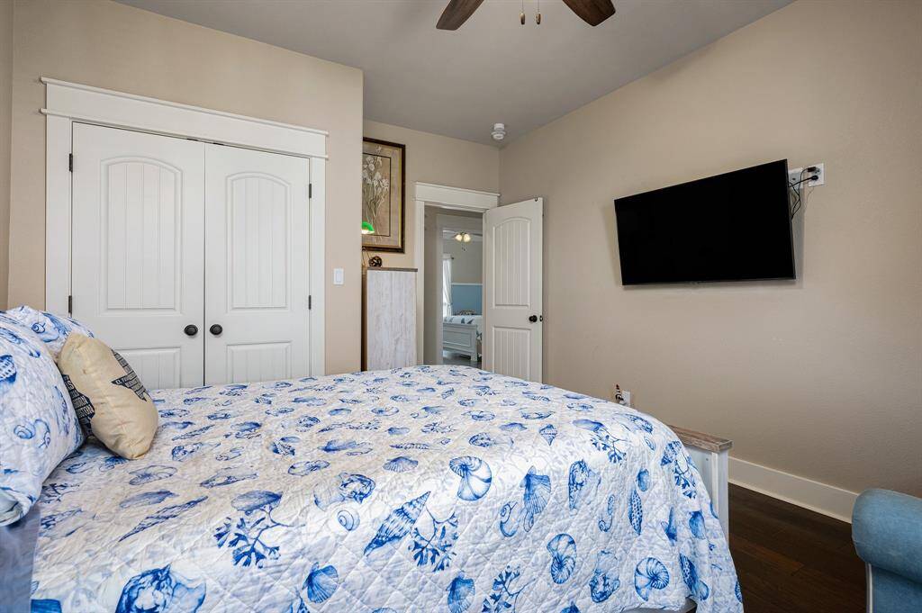 2nd bedroom. large Closets