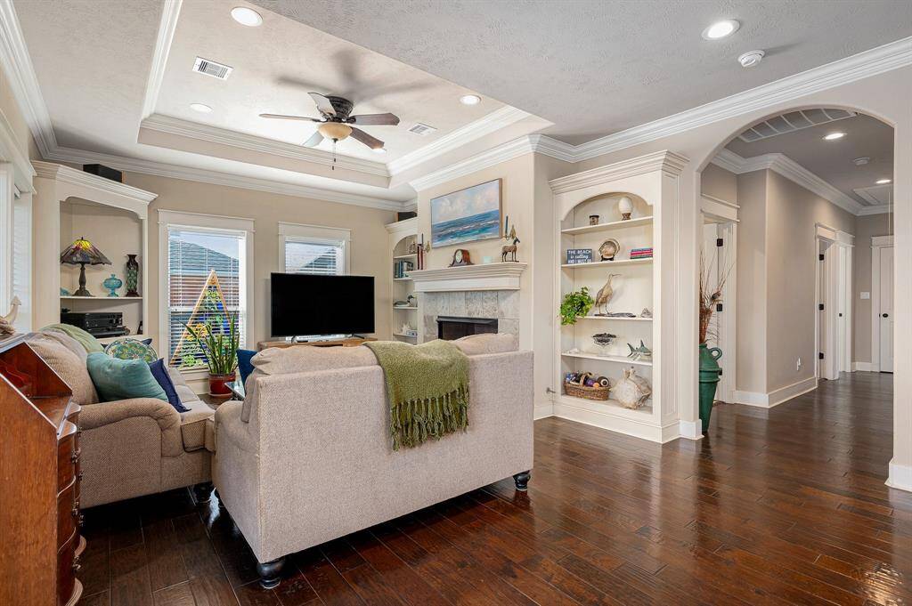 Living Room. Built in bookshelves.