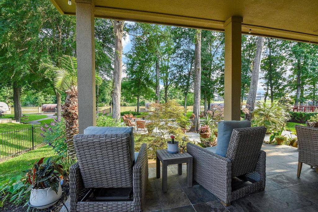 Can you imagine drinking your coffee and watching the wildlife on the lake?