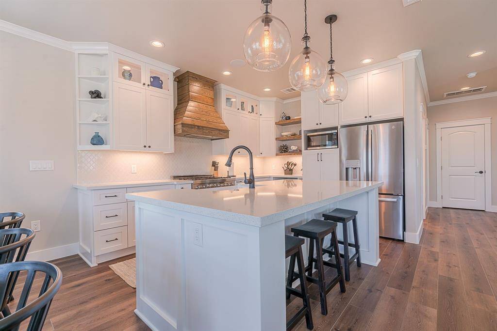 Beautiful gourmet kitchen- quartz countertops and grand island