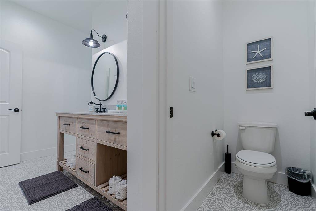 Toilet closet for privacy