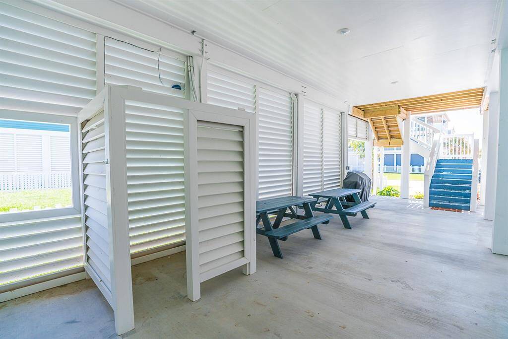 Outdoor shower to rinse off the beach!