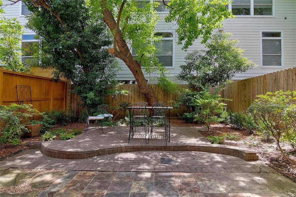 Great back yard, perfect for entertaining.