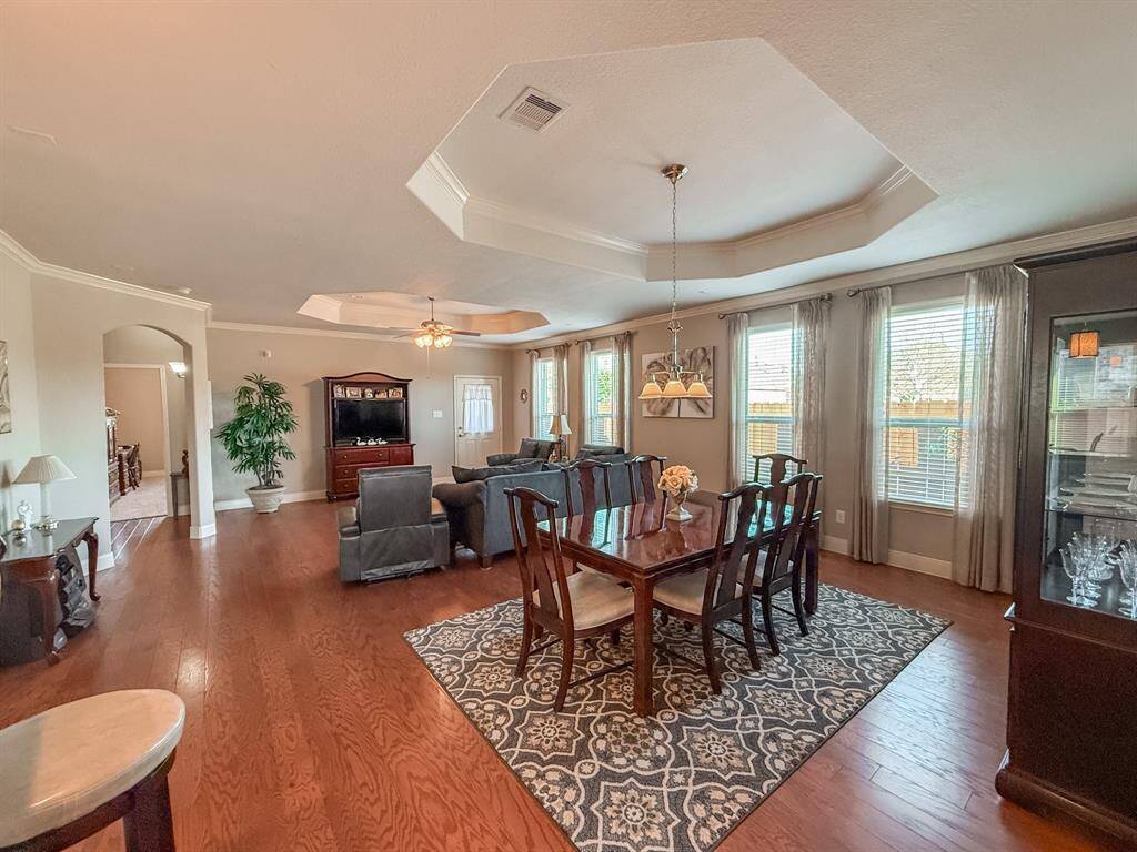 The open floorplan allows you to fit your furniture the way you want it! Versatile!