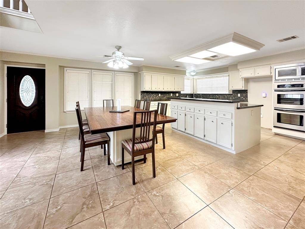 Kitchen and breakfast combo is ideally designed to accommodate all gatherings. Double ovens and microwave are ready to heat things up!