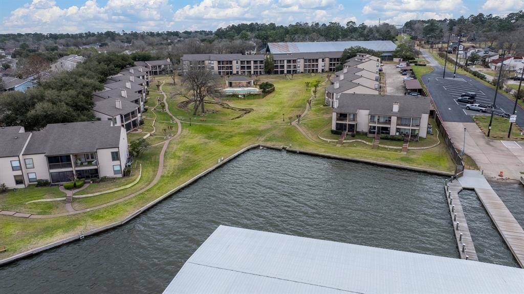 Easy access to Lake Conroe. Take a morning or afternoon walk lakeside and enjoy nature.
