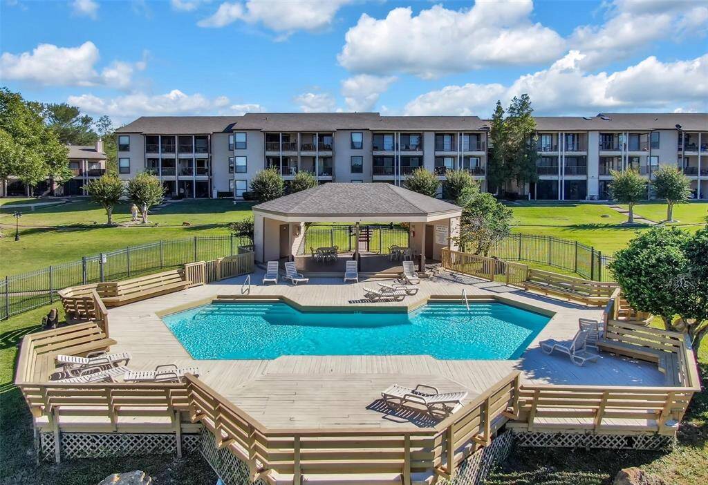 Enjoy the courtyard pool in the center of Lakeview Terrace. Welcome home.