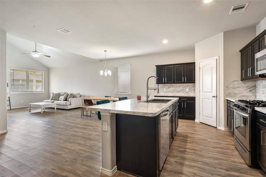 Open concept with gracious flow fron kitchen, dinning and Family area.