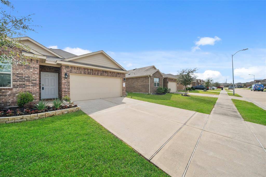 This home is in immaculate condition and offers a fantastic location, with easy access to all that the area has to offer.