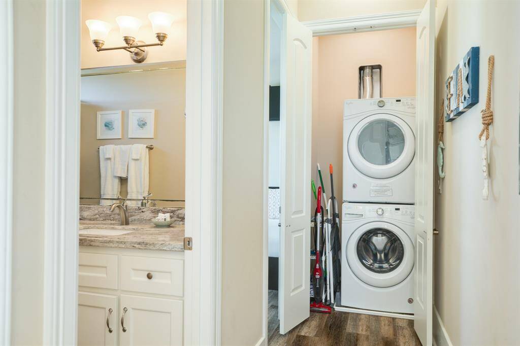 The stackable washer and dryer convey.
