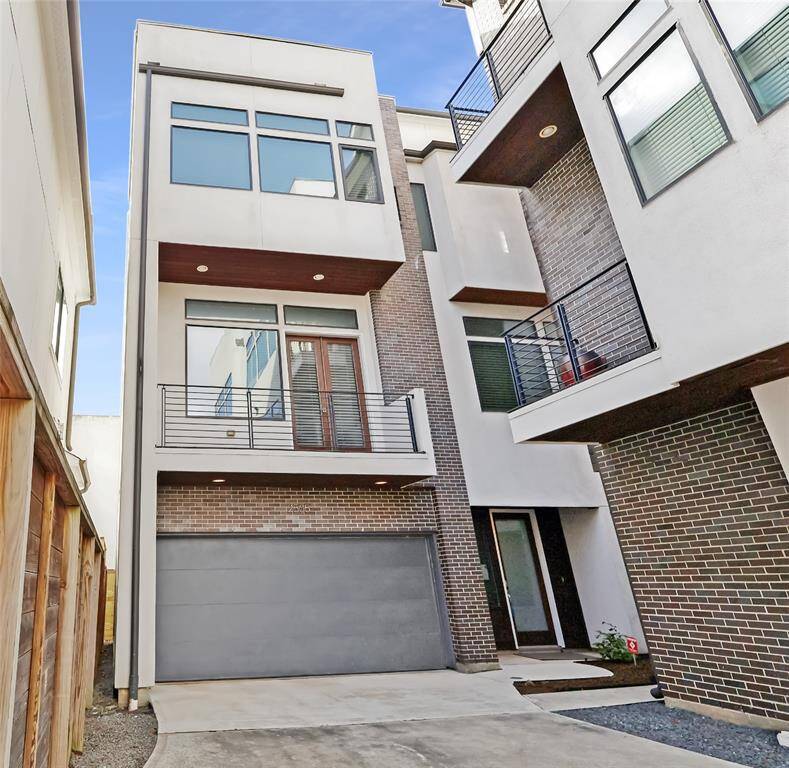 Welcome to this rare walkable luxury rental in Upper Kirby! This elegant home offers spacious, light-filled interiors, a gourmet kitchen, and high-end finishes. Enjoy upscale living just steps from top dining, shopping, and entertainment. Don’t miss this exceptional opportunity—schedule your private tour today!