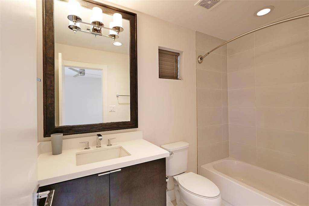 Downstairs ensuite bathroom.