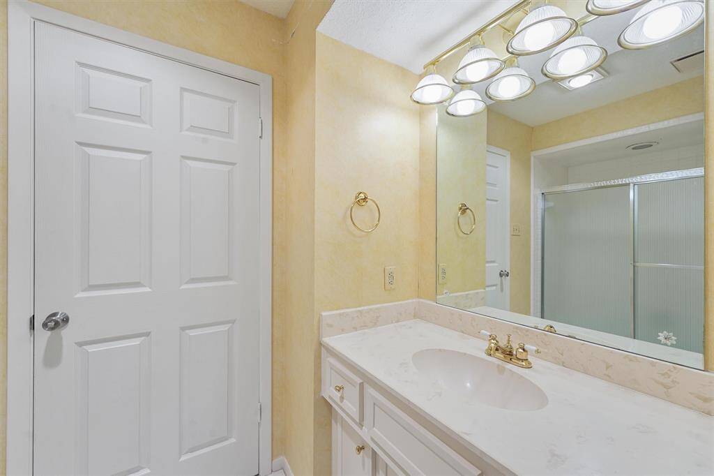 upstairs bathroom 2