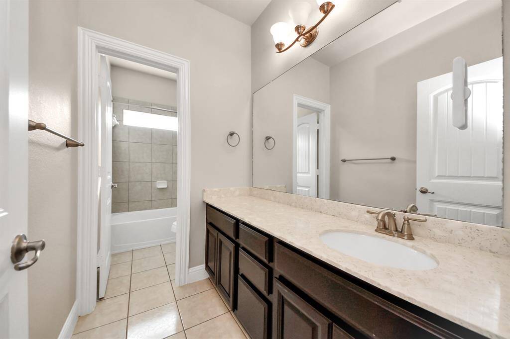 Floor 2 - Full Bathroom 1