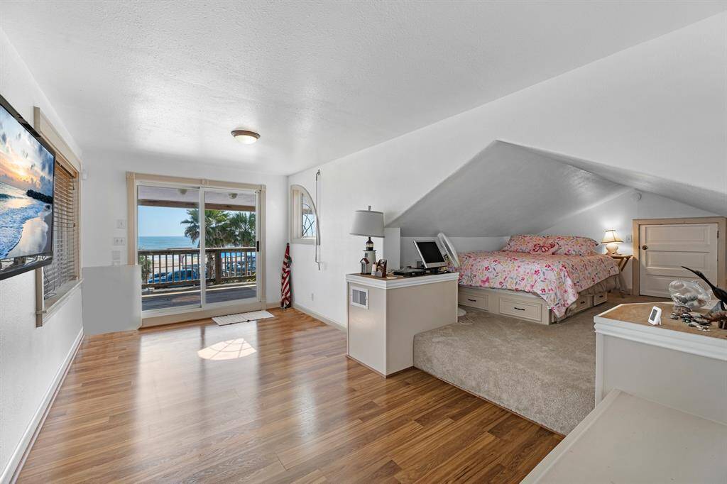 2nd Bedroom & Living Area