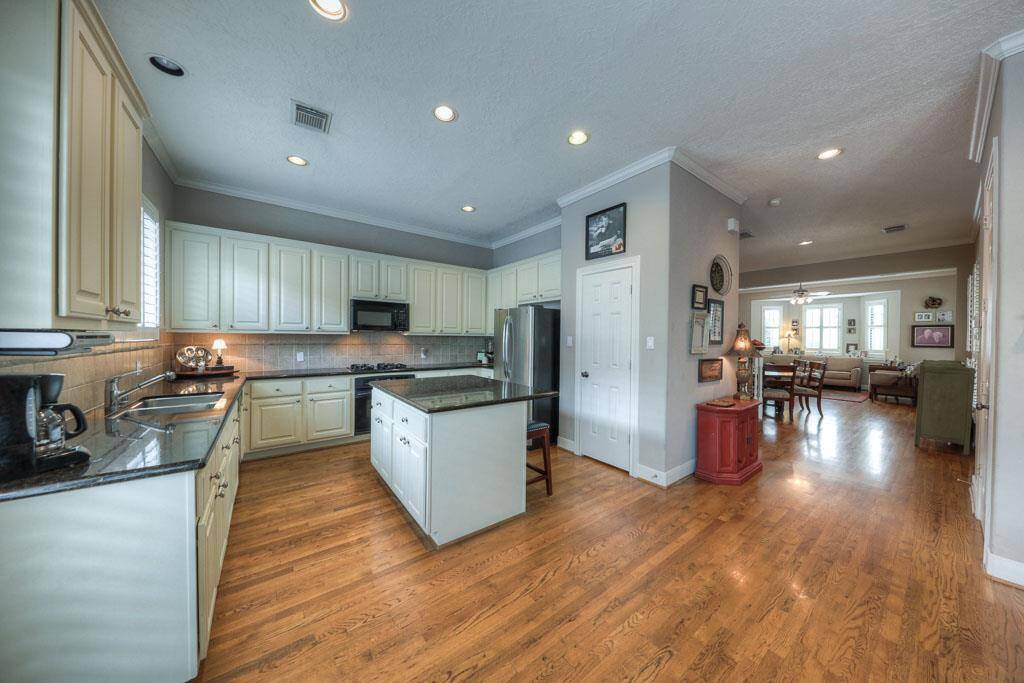 Island Kitchen w/ Granite