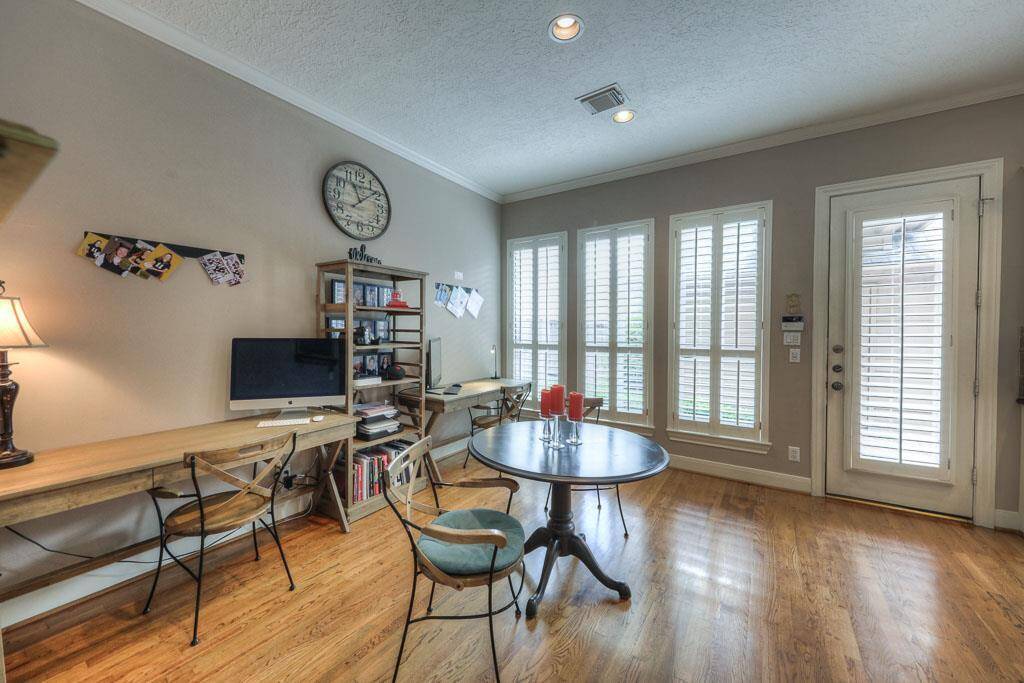 Breakfast Area Off Kitchen
