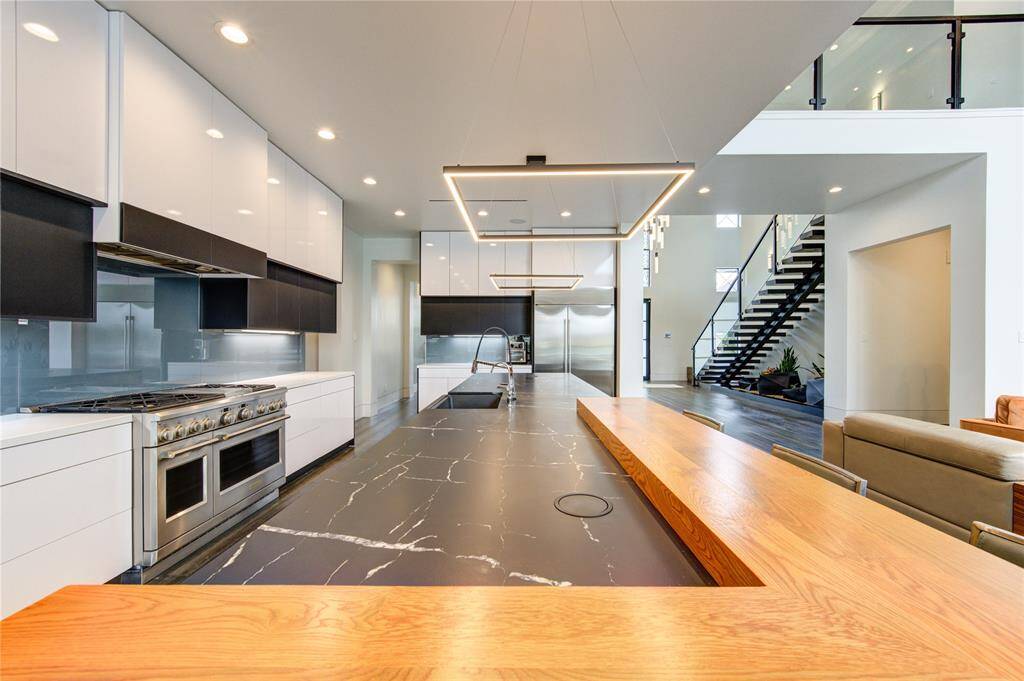 UPGRADED MAIN KITCHEN WITH CUSTOM MILLWORK & OVERSIZED ISLAND