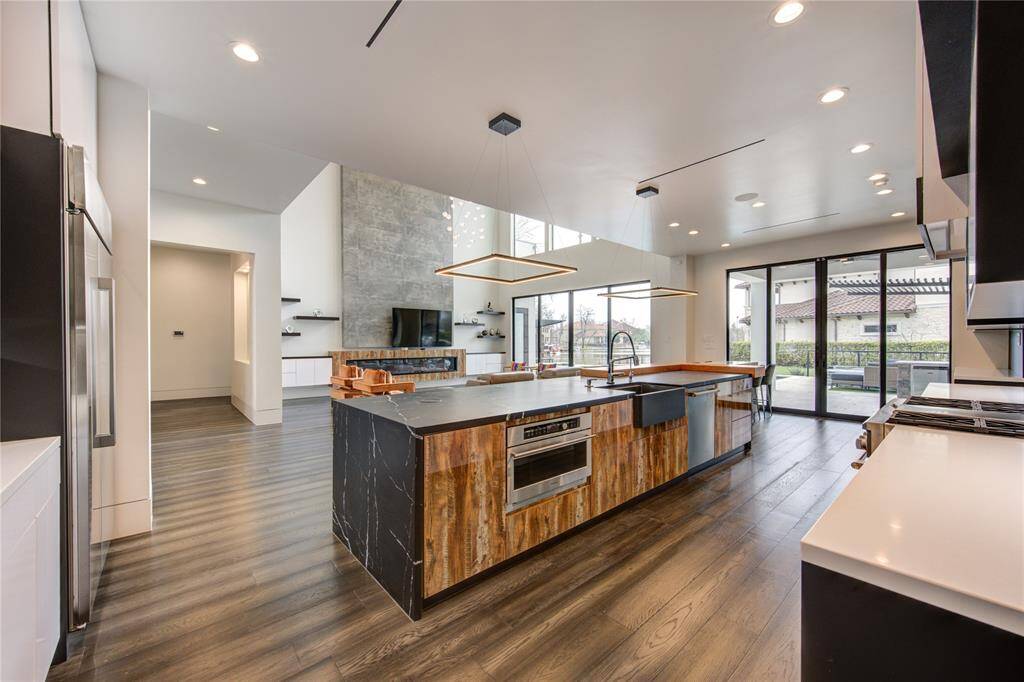 UPGRADED MAIN KITCHEN WITH CUSTOM MILLWORK & OVERSIZED ISLAND