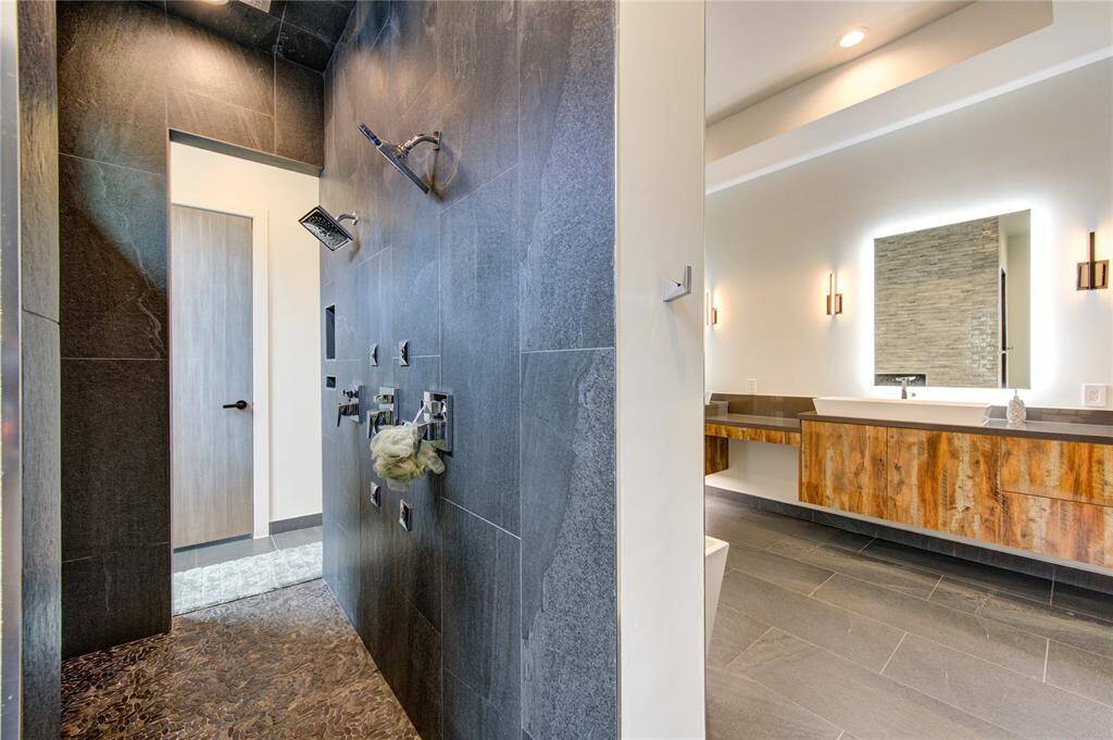 UPGRADED CUSTOM BATHROOM WITH STAND UP SHOWERS