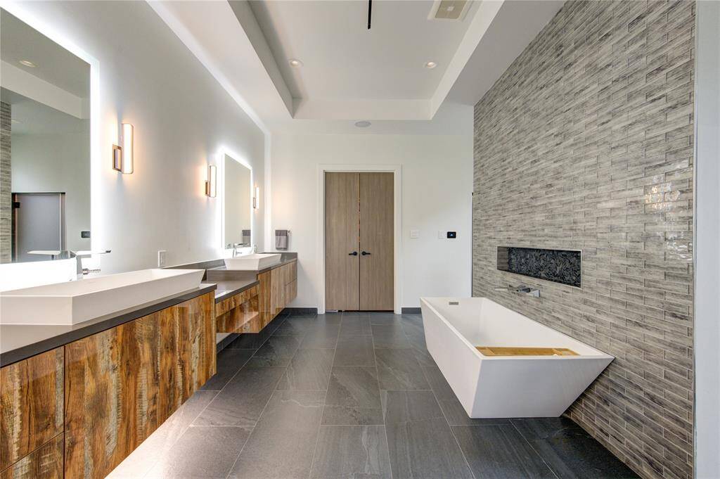 UPGRADED CUSTOM BATHROOM WITH STAND UP SHOWERS