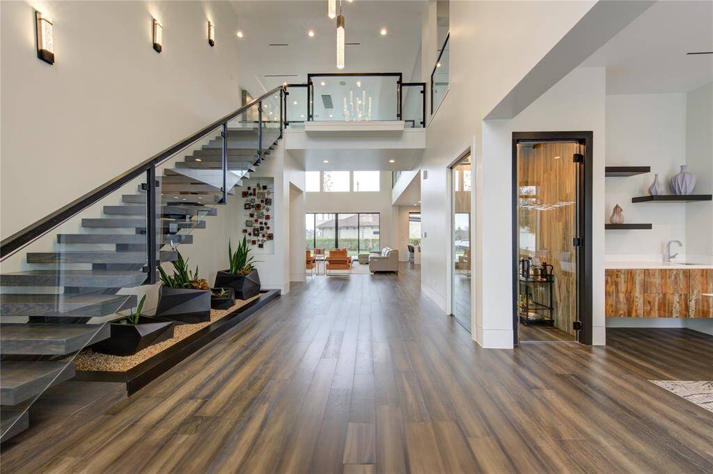 UPGRADED ENTRY/FOYER WITH FLOATING STAIRCASE