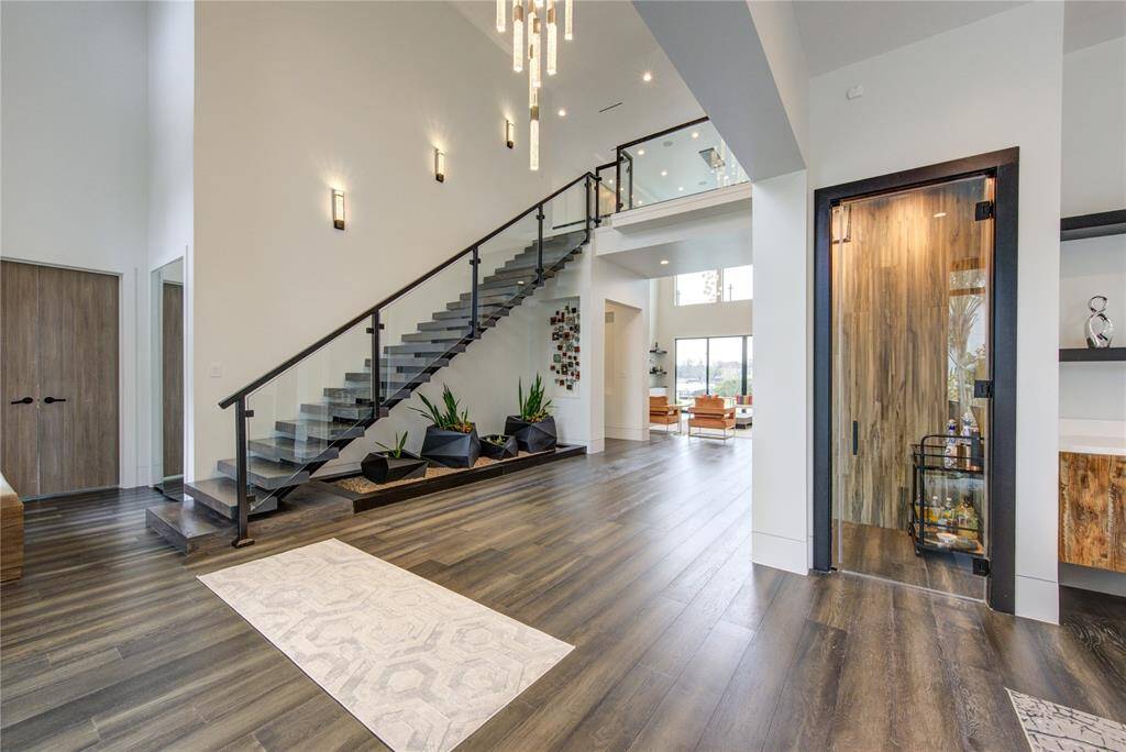 UPGRADED ENTRY/FOYER WITH FLOATING STAIRCASE