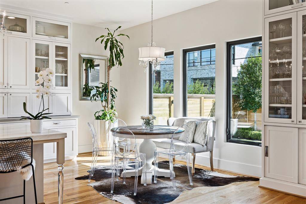 kitchen w/ breakfast area