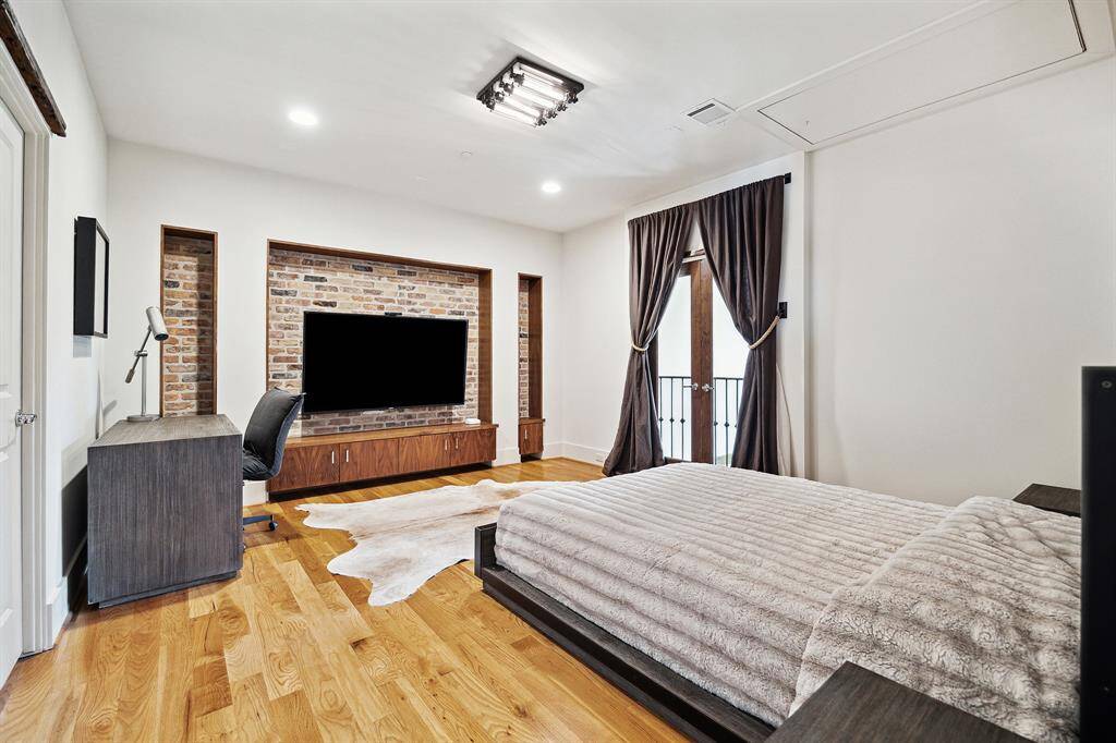 Upstairs bedroom with on-suite bath