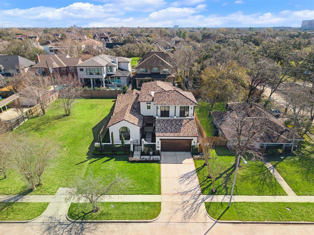 Beautiful home with Tile Roof!