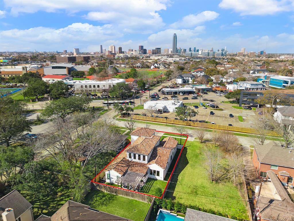 within walking distance to nearby restaurants, Bellaire High School baseball fields, Feld Park, Pin Oak Middle School, Episcopal High School and Post Oak School.  Great Location Inner Loop!