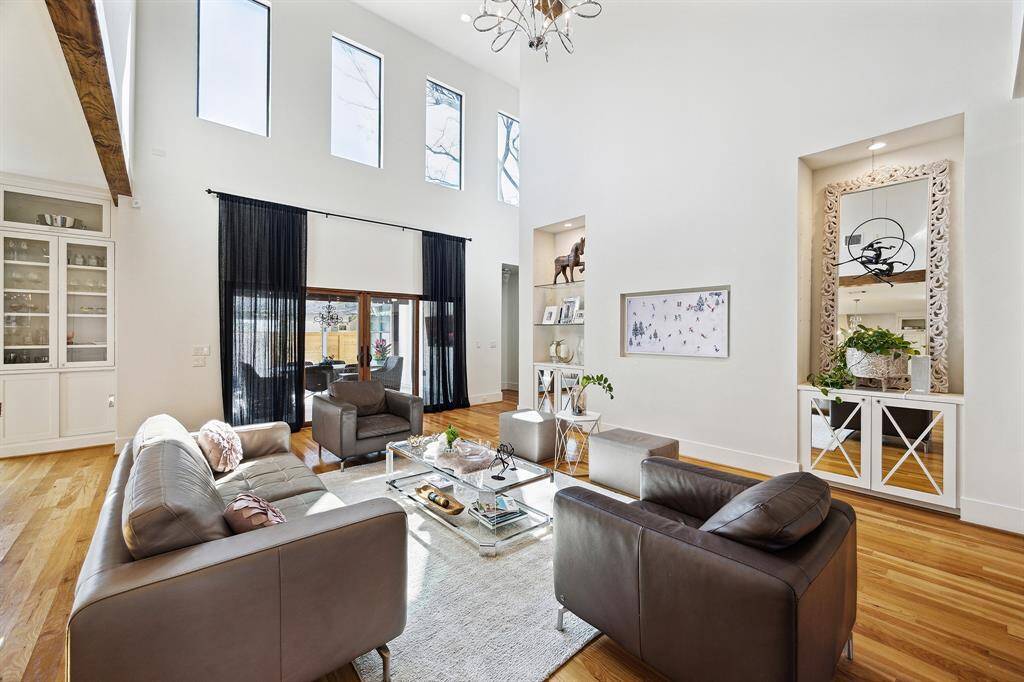 Spacious living room