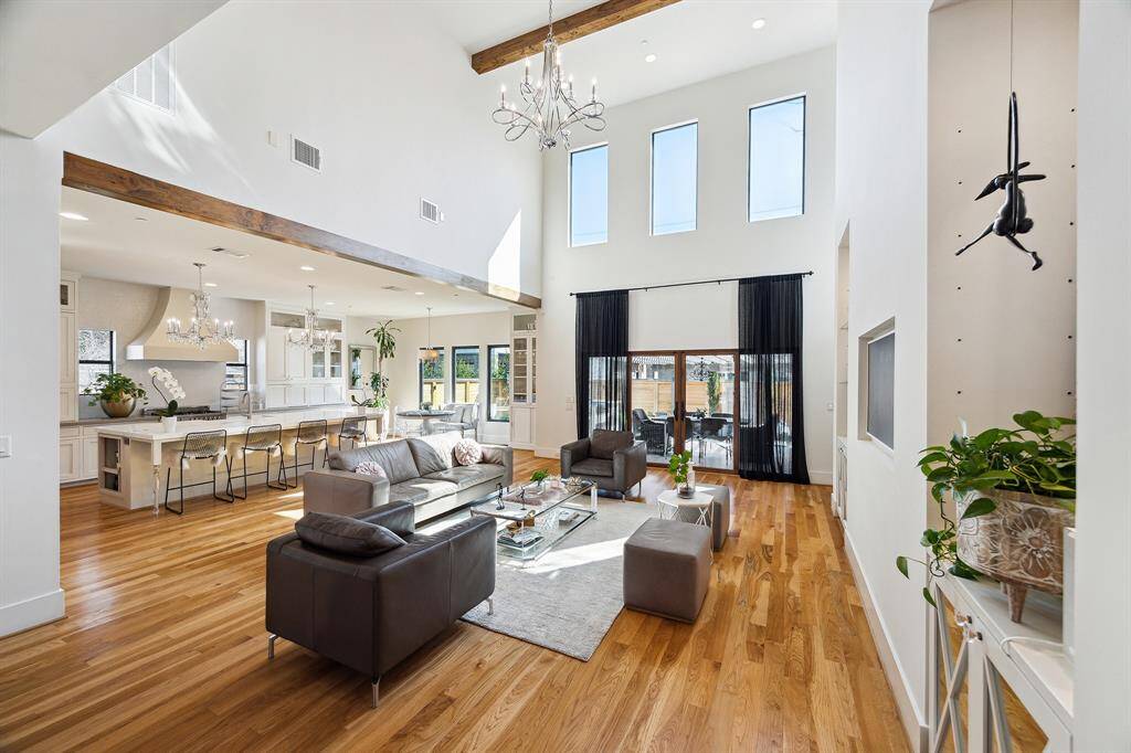 Tall Ceilings with natural light