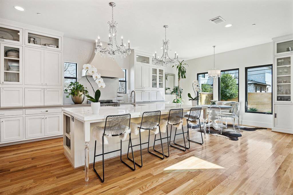 Open and bright kitchen