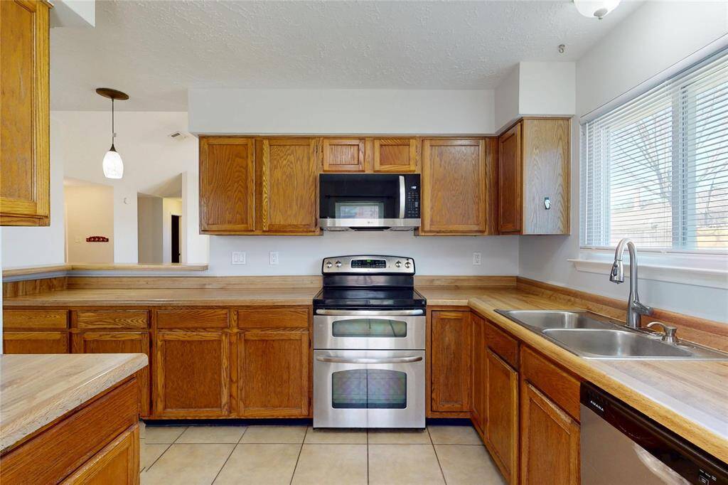 Double ovens, a built-in microwave and divided sink