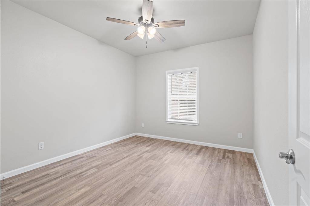 Secondary bedroom witha ceiling fan.