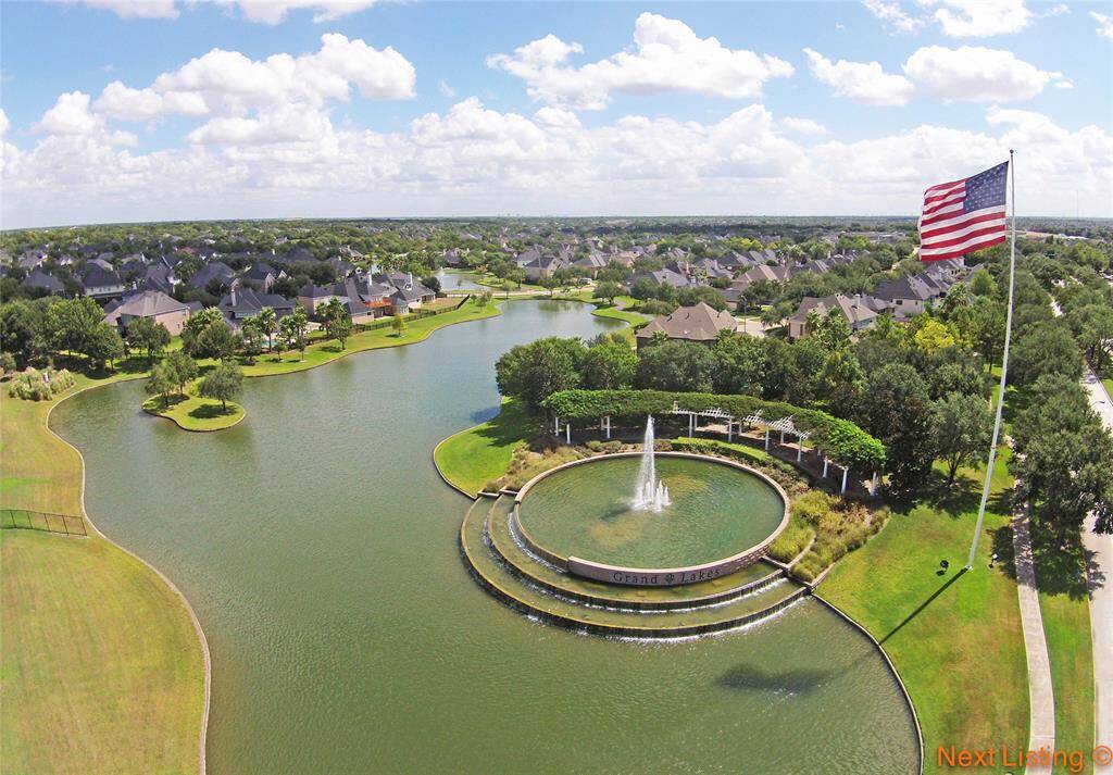 Lovely Grand Lakes Master-Planned Community with Amazing amenities for you and your family!