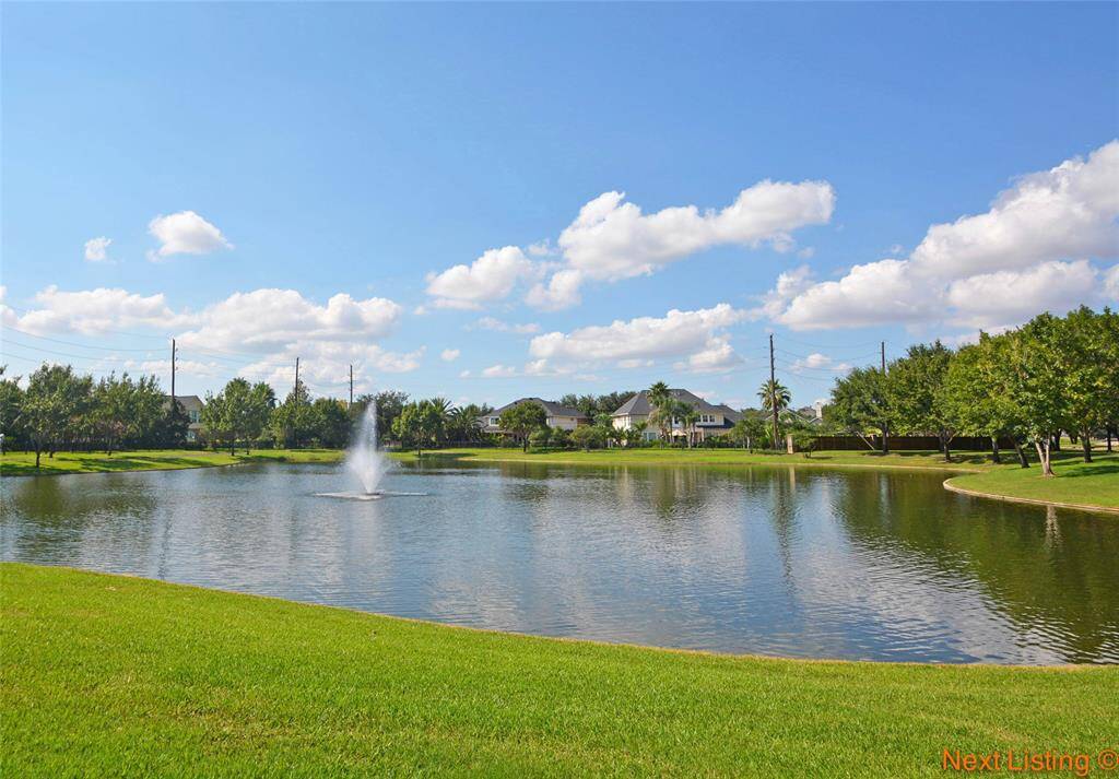 Lovely Grand Lakes Master-Planned Community with Amazing amenities for you and your family!