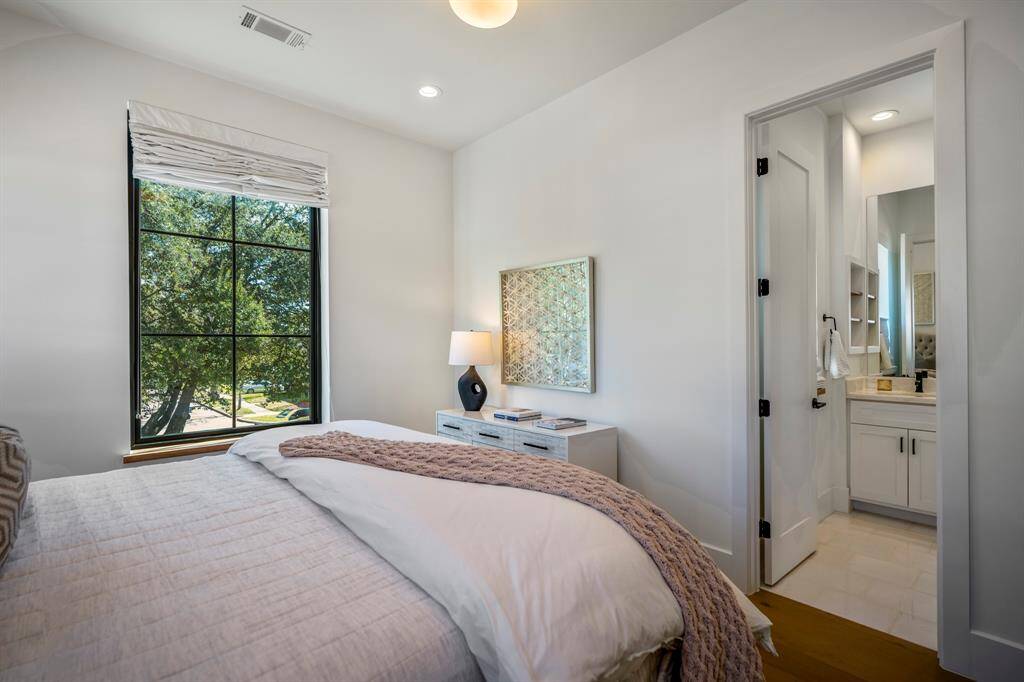 A view of the room in relation to the en-suite bathroom.