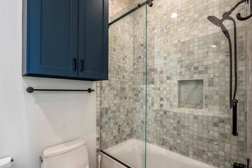 A closer look at the bathtub.
