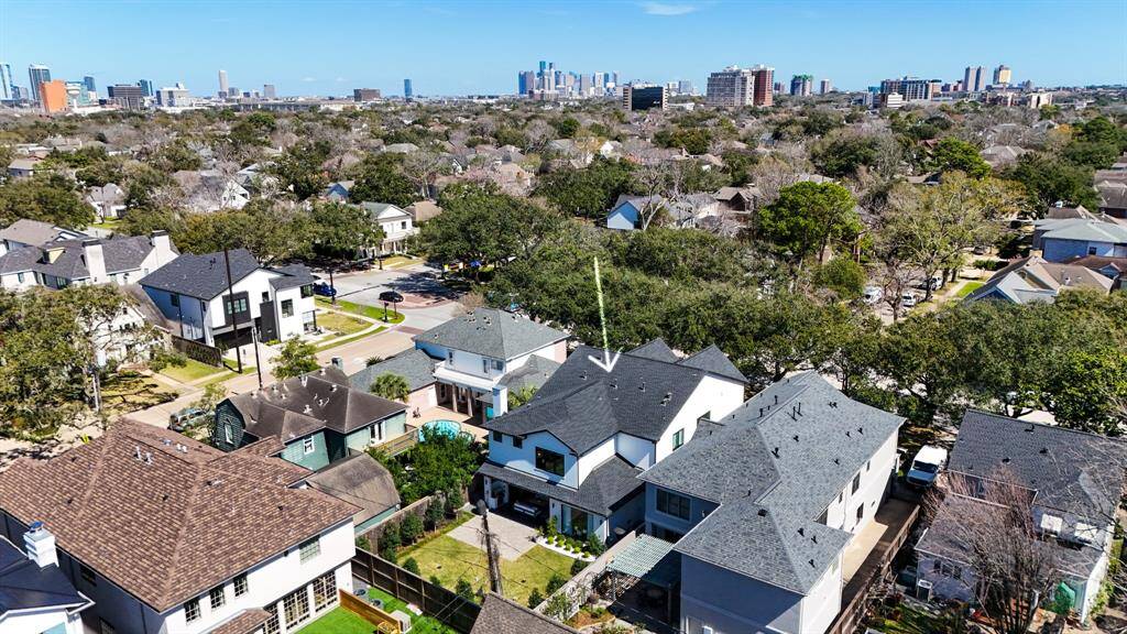 This home is a short 10 minute drive to the Galleria and 20 minutes to downtown Houston. You are also less than 5 minutes to grocery stores, Houston's finest restaurants, and shopping at nearby Rice Village.