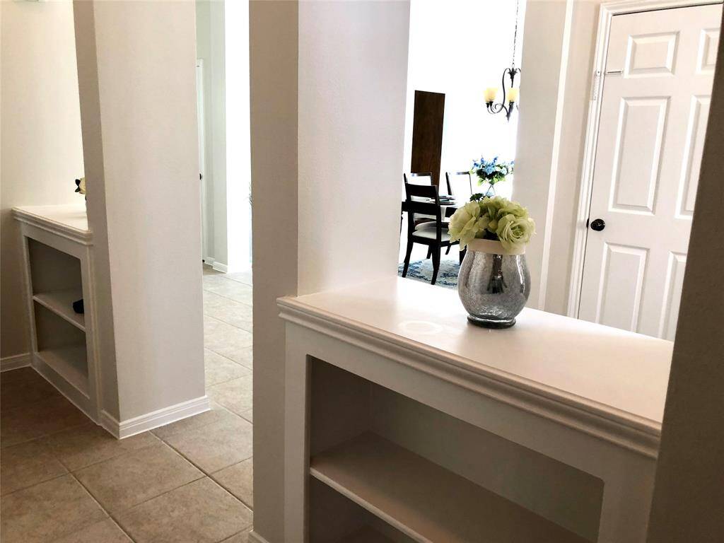 Bookshelves in the entrance of secondary bedrooms.